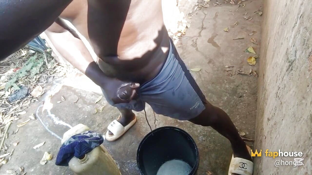 Un mec africain se cache dans les toilettes extérieures du voisin puis libère des éjaculations énormes
