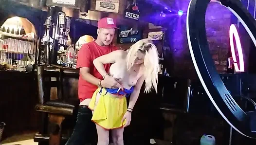 Заскучала и игнорировала. Время закрытия в баре.