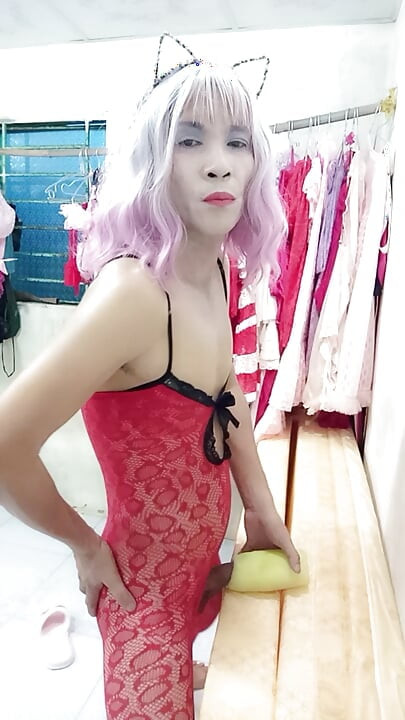 Oanh Le ข้ามเพศสวมถุงน่องลามกอนาจารเล่นกับกระป๋องเสแสร้งทําเป็น