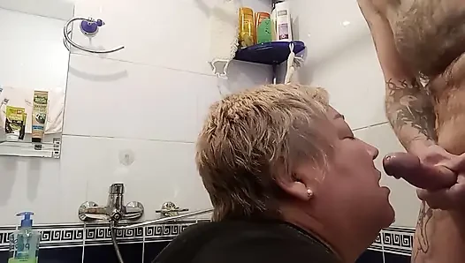 Sperma auf gesicht, mund, titten und muschi blasen