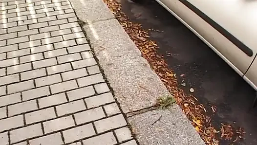 Sarışın aşk deliğini parmaklıyor