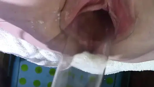 7 Çok Yakın Yayılmış Vajina Dildo Ve Camla Sikişiyor