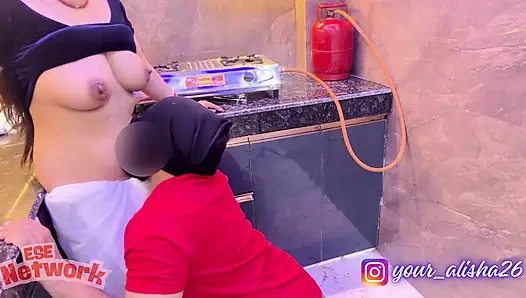 Bhabhi Ne Bulaya Sabzi Waale Ko Gharpe aur phir Ghapa-gap-ghapa-gap...