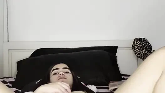 Melody lagi asik muasin memeknya pakai mainan seks favoritnya!