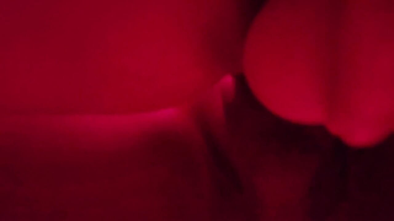 내 계부가 그의 자지를 내 후장 안에 넣고 좋아해