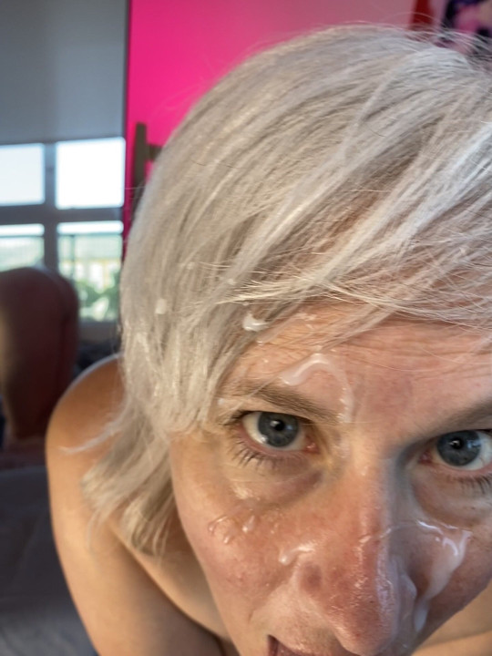 सौतेली मम्मी के पूरे चेहरे पर वीर्य मिला। मुझे इसे कैसे साफ करना चाहिए?