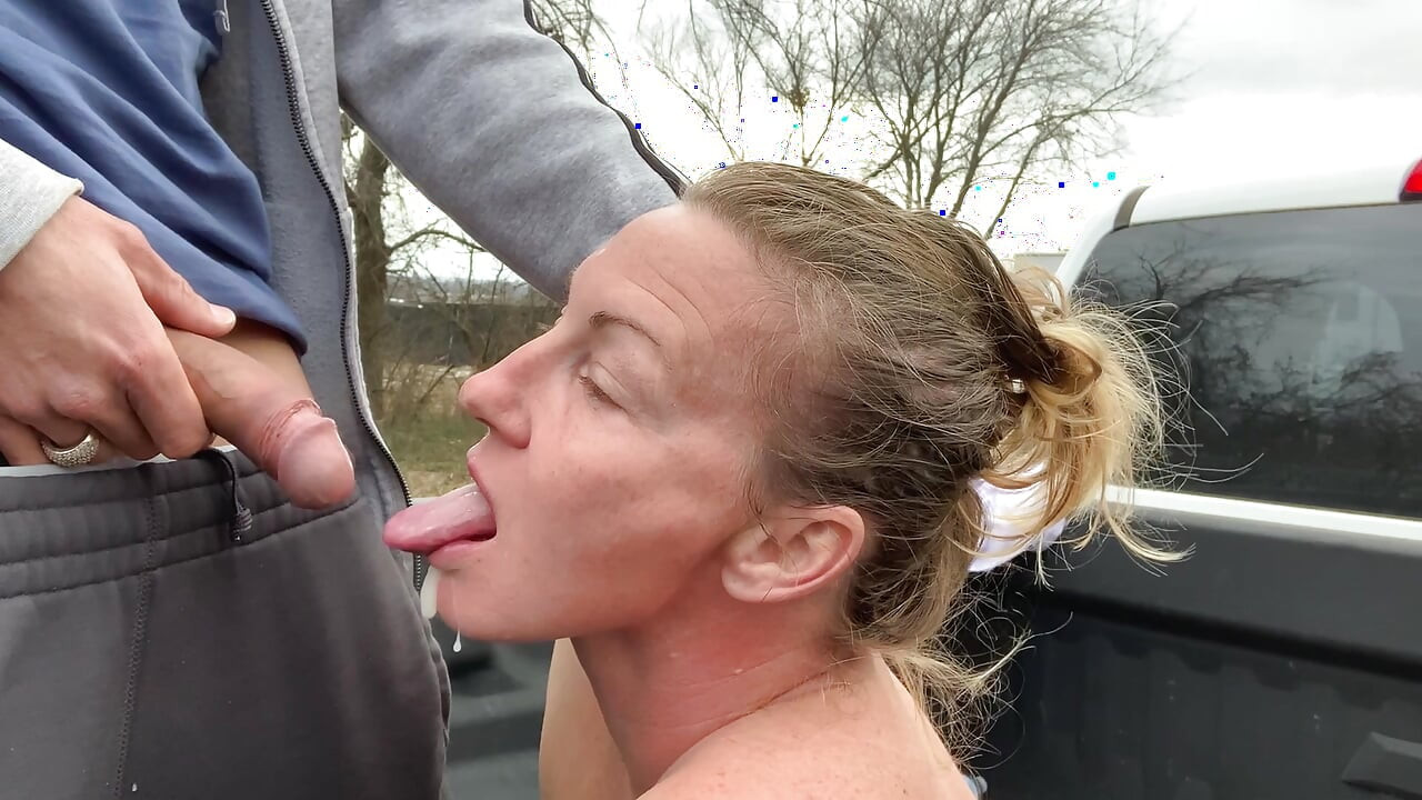 18歳の先生がずっとおしっこと精液を体育に吐き出していた 先生は口いっぱいに