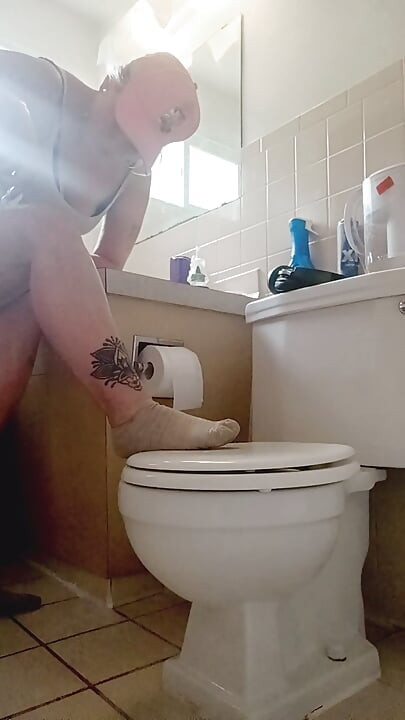 На всякий случай вы хотели увидеть.. Я брею ноги..