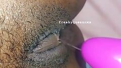 Cewek kulit hitam ini lagi asik masturbasi memeknya sendirian pakai vibrator sampai muncrat berlumuran sperma