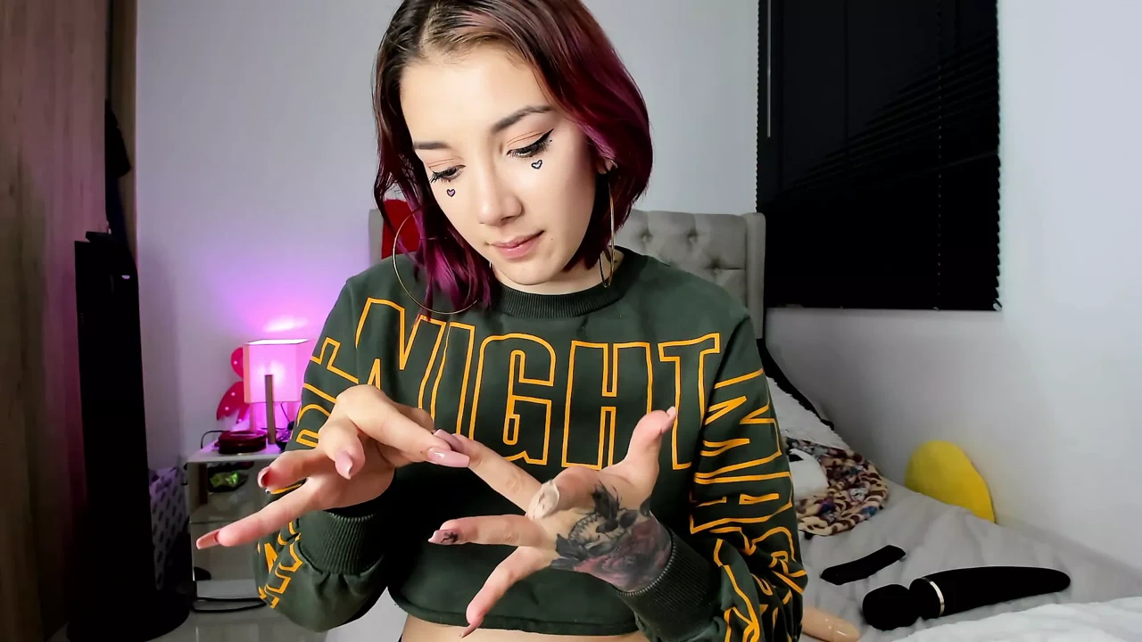 大奶宅男网络摄像头女孩在公共表演中非常饥渴