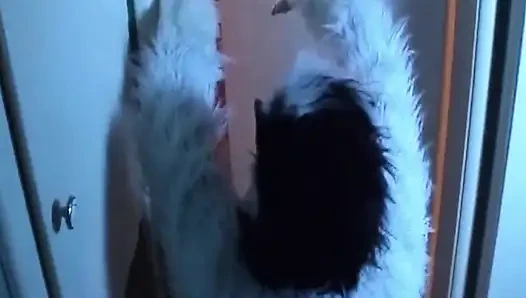 Olgun esmer orta yaşlı seksi kadın tüylü oyuncağına salya akıtarak biniyor