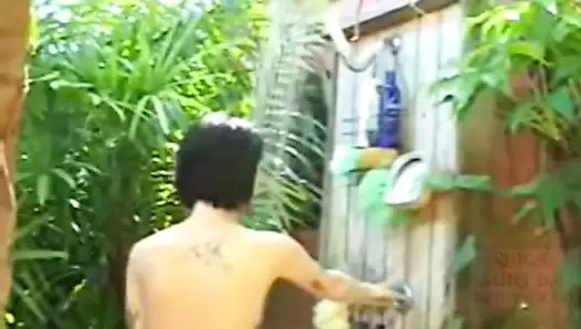 Süßes teen allie duscht muschi-masturbation im freien