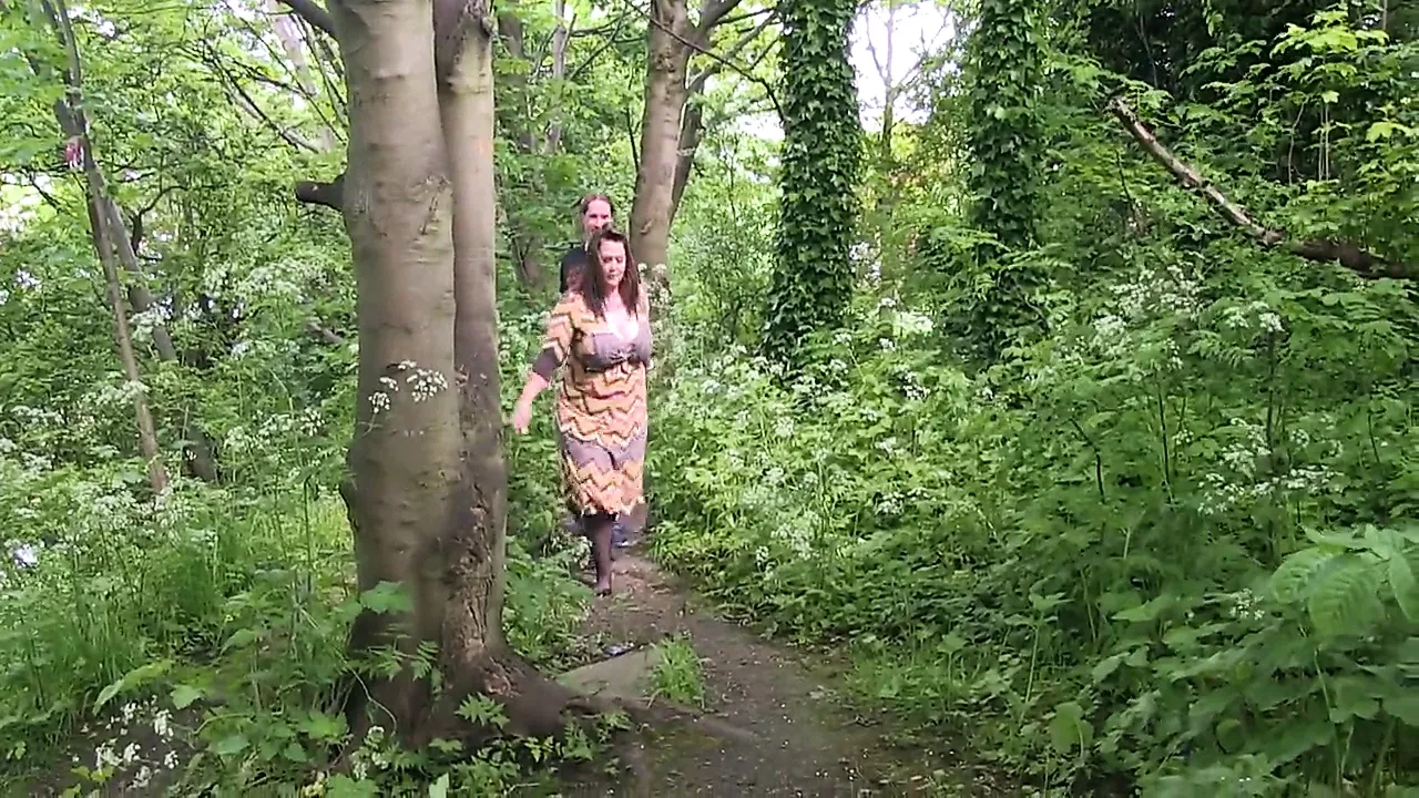 Beatiful Tatjana dikongkek dalam hutan