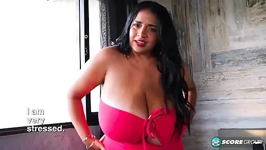 Nicole Colina si cewek besar tak mau dipijat. Dia