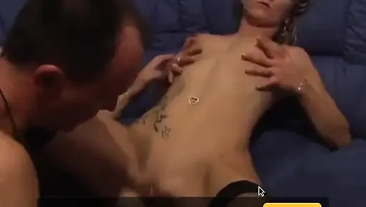 Çekici sarışın orta yaşlı seksi kadın askılı kocasıyla seks yapıyor