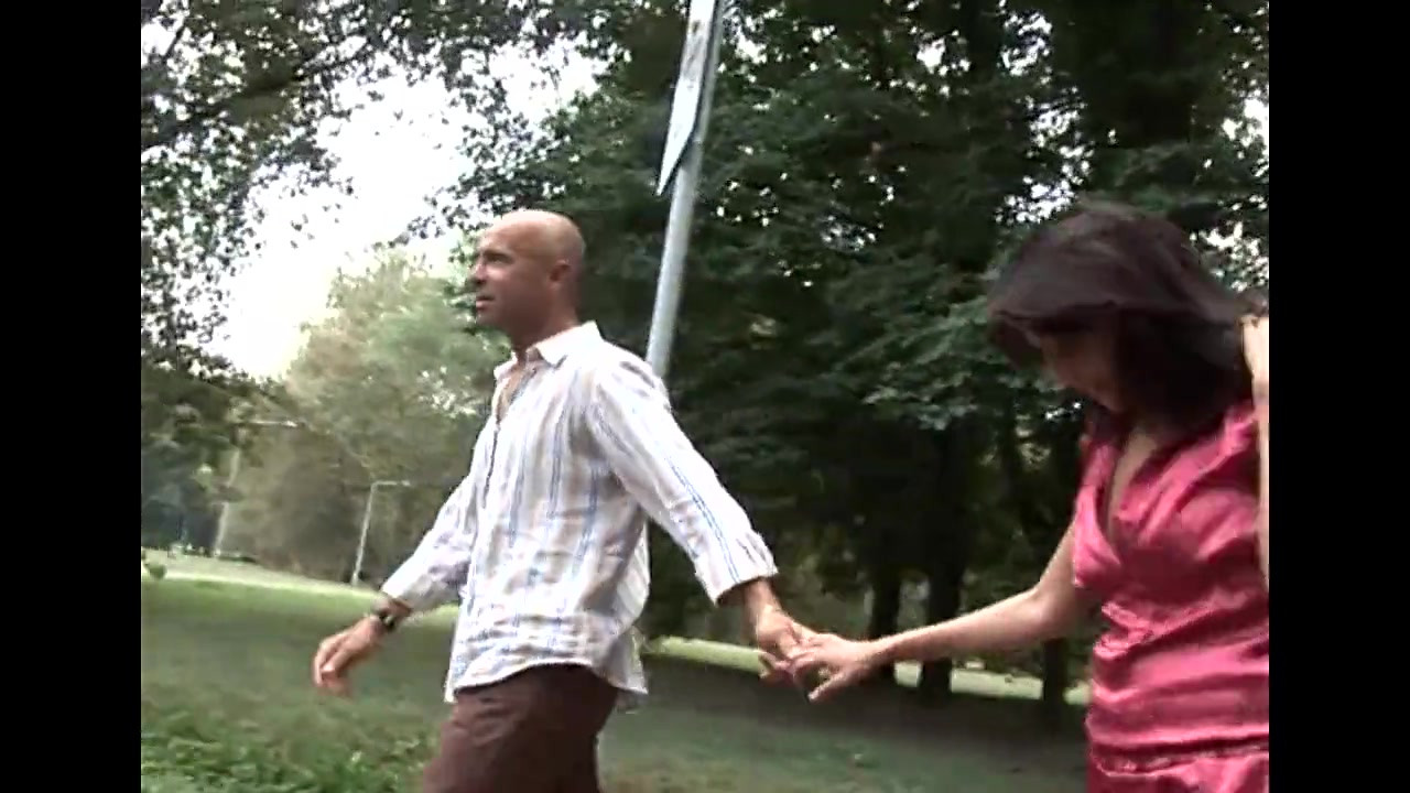 かわいいブルネットのイジ・ブラックストッキングが硬いペニスに乗る