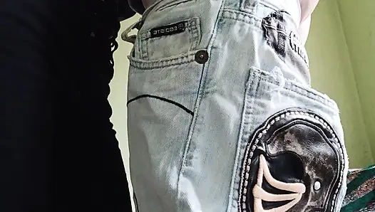 Dua pacar masturbasi dan muncrat di balik celana jins