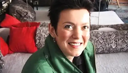 Грудастая милфа-шлюшка сосет маленький хуй в любительском видео