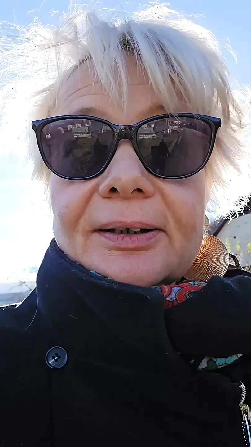 熟女在农村寻找鸡巴。我发现她在谷仓里吮吸她操我，并把她射在我脸上