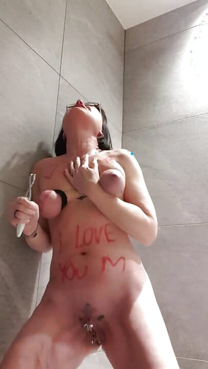 Julie spielt mit Strom und hat Orgasmus
