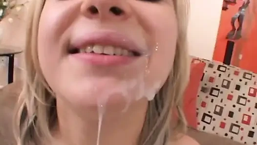 Горячая юная блондинка принимает это в жопу