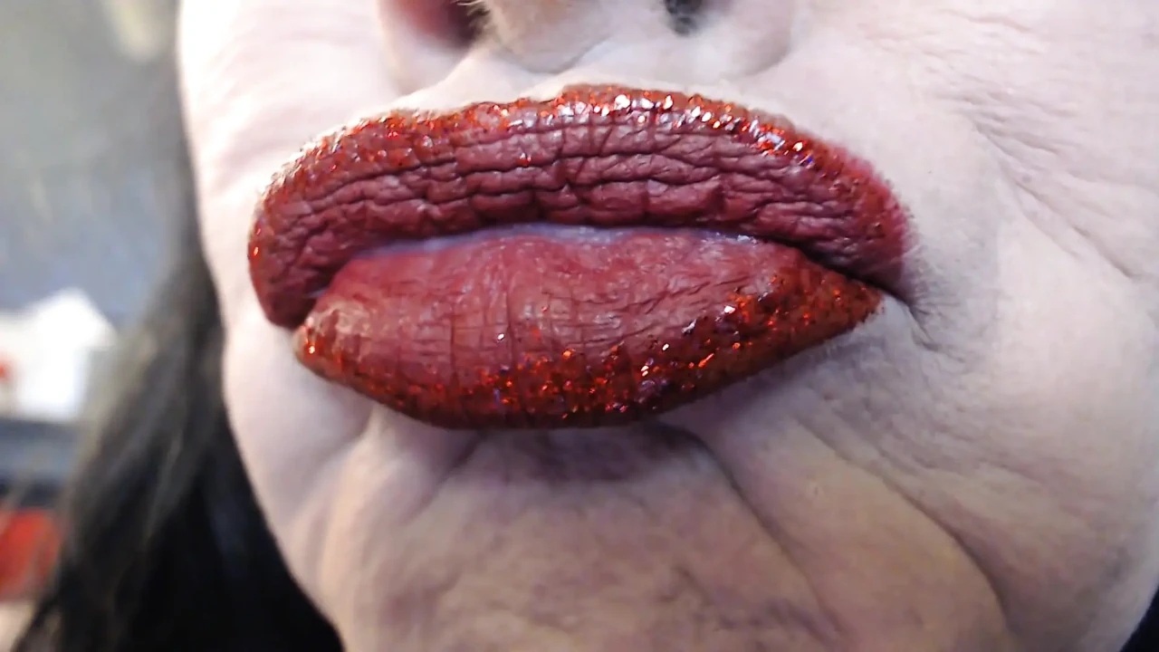 Lipstick application long duck lips
