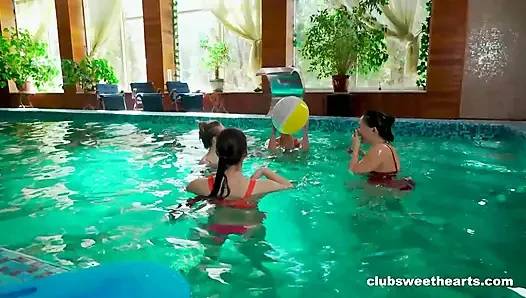 Pool Splash 3 von 3! Sweethearts wollen einfach spaß haben bei ClubSweethearts