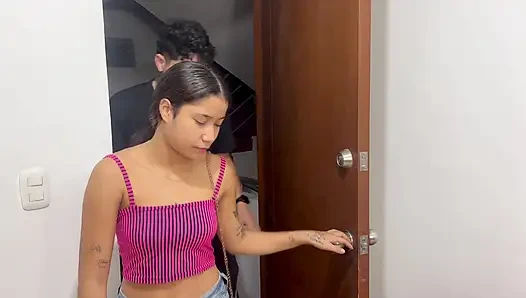 Aku ngentot gadis tak dikenal dan aku ngentot habis-habisan kaya raya