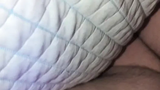 Istri hot amatir ini lagi asik nyepong kontol sebelum dientot habis-habisan sama kontol besar suaminya sampai crot