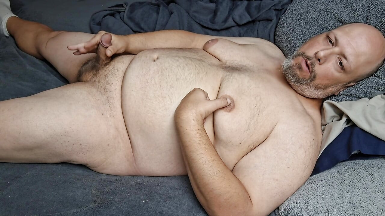 Chubby guy lays in bed and cums