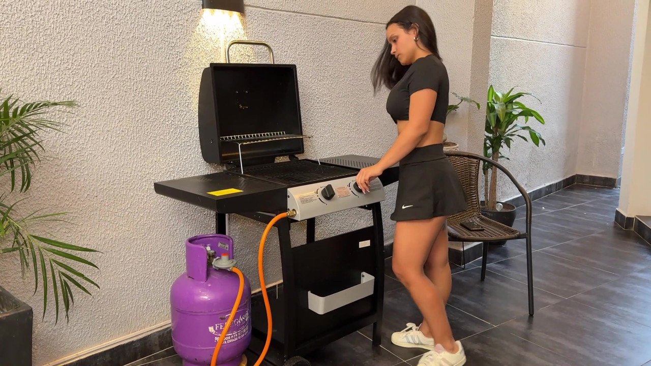 大屁股饥渴的哥伦比亚人挑逗勤杂的男人，直到被狠操daniel mast，lorena doll