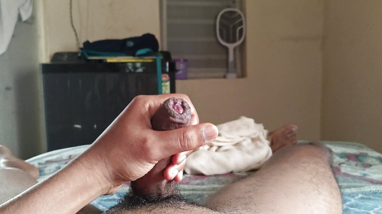 大きなチンコの男がポルノを見た後、2回連続でオナニーする