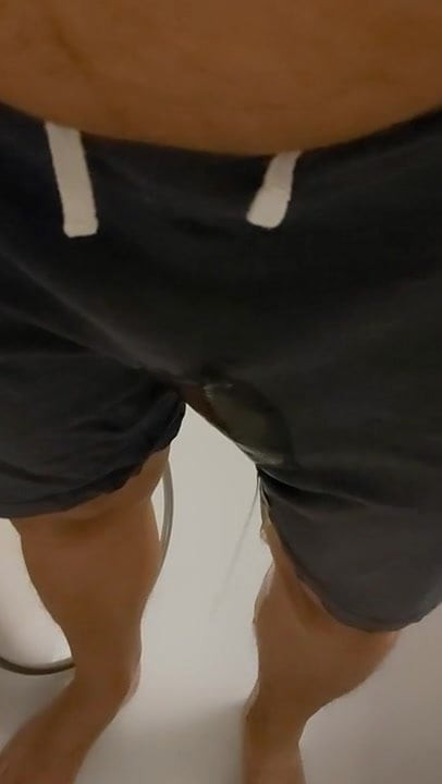 in die shorts gepisst