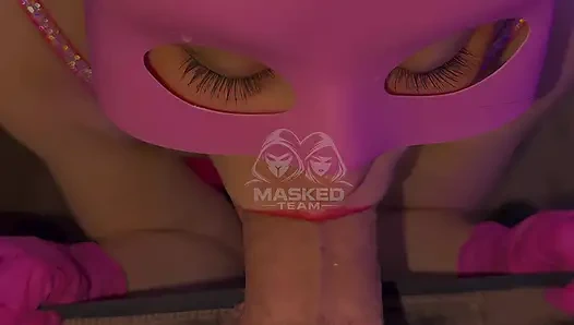 Ich lecke langsam und sinnlich seinen schwanz, bis er in meinen mund kommt