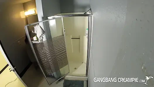 5 kız duşta porno çekimi sonrası sikiliyor