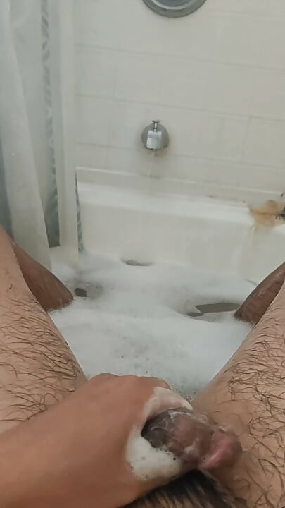 Relaxed Bath Wank: Jerking Off in the Tub and Feeling Good