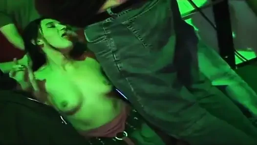 Дикая клубная оргия с возбужденными крошками сосут и лижут везде