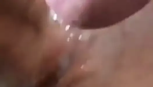 Un cocu se branle et jouit sur la bite de l'étalon pendant qu'il baise sa femme