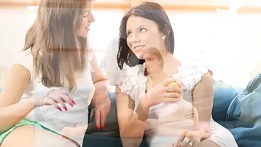 Gadis manis rambut cokelat saling muasin satu sama lain dalam berbagai posisi