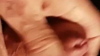 Papai alemão masturba um pau pequeno