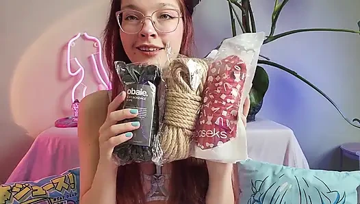 E-kız seks oyuncağı! Sevimli oyuncak kutu açıyor