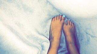 Pequeños pies debajo de las sábanas