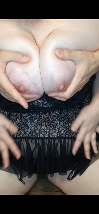Bröstmassage förvandlas till intensiv smällande att jag är så nära att cumming