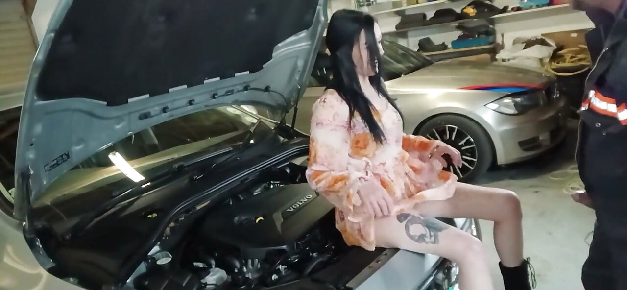 Je baise le mécanicien pour réparer ma voiture plus rapidement