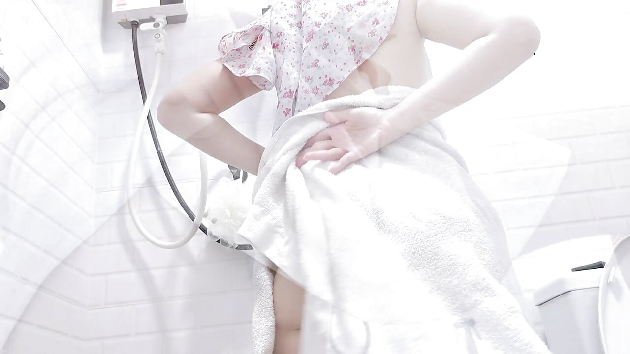 視点:控えめなヒジャビガールのタオルをからかう柔らかく、官能的で遊び心のある。