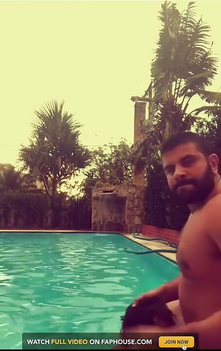 Havuz çocuğu büyük adam tarafından sikiliyor