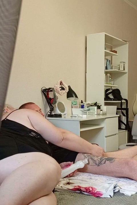 My Girlfriend Pleasures Me by Jerking off My Dick Before Cumming