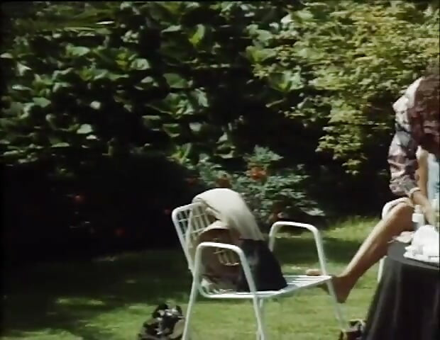Słynna orgia vintage porno gwiazda w ogrodzie