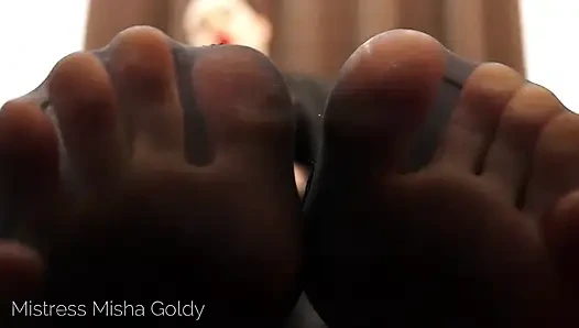Während du eingesperrt bist und nicht in der Lage bist, sich selbst zu befriedigen, will ich, dass du siehst, wie ich footjob in strumpfhosen zu BBC mache