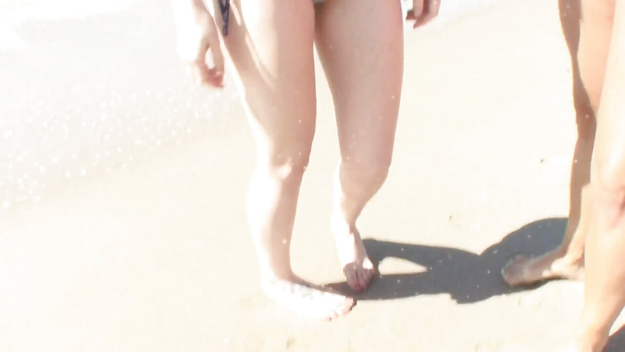 金髮女同性戀者在海灘上散步後